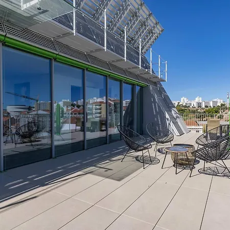 Riverside Rooftop Apartment Lissabon